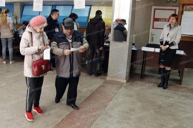 'Мы его успокаивали': родители Зеленского проголосовали на выборах президента