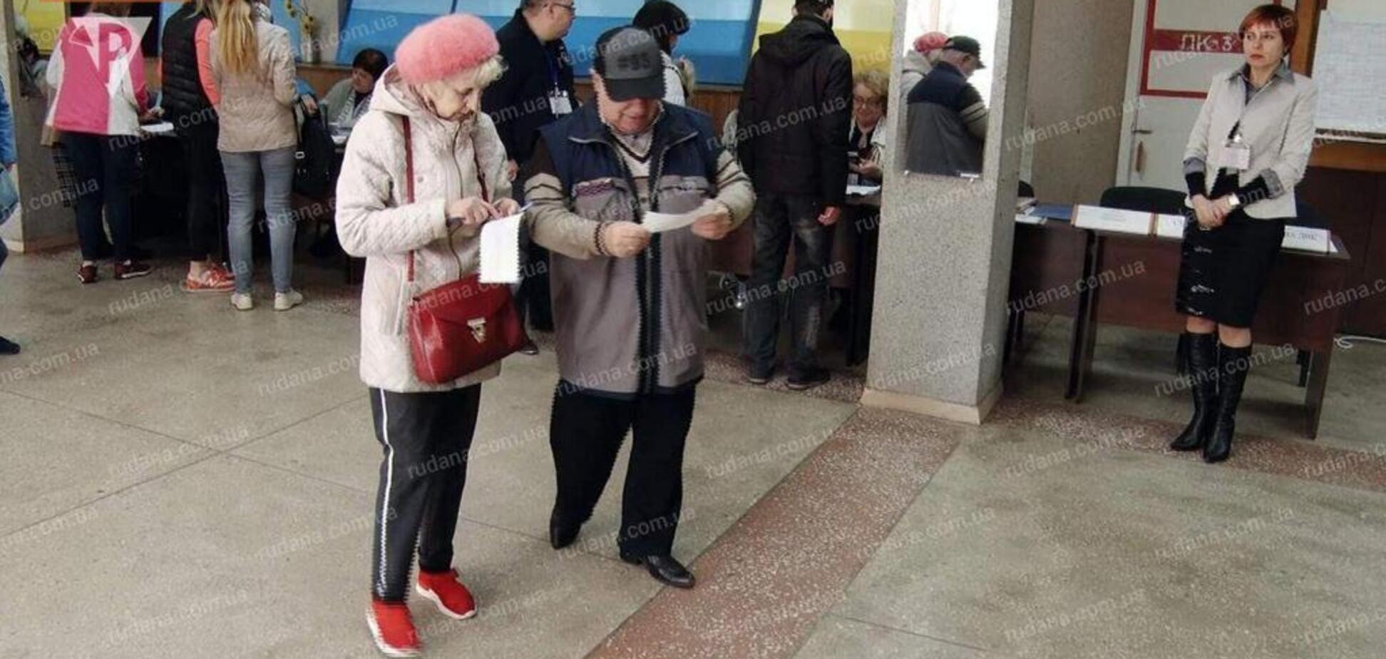 'Ми його заспокоювали': батьки Зеленського проголосували на виборах президента