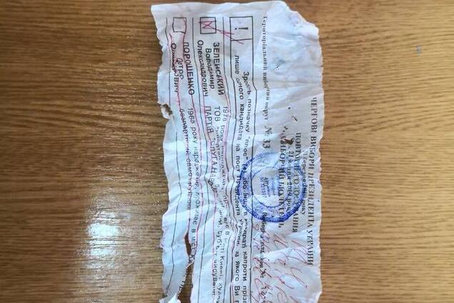 Вытаскивали изо рта: в Кривом Роге на выборах женщина съела бюллетень