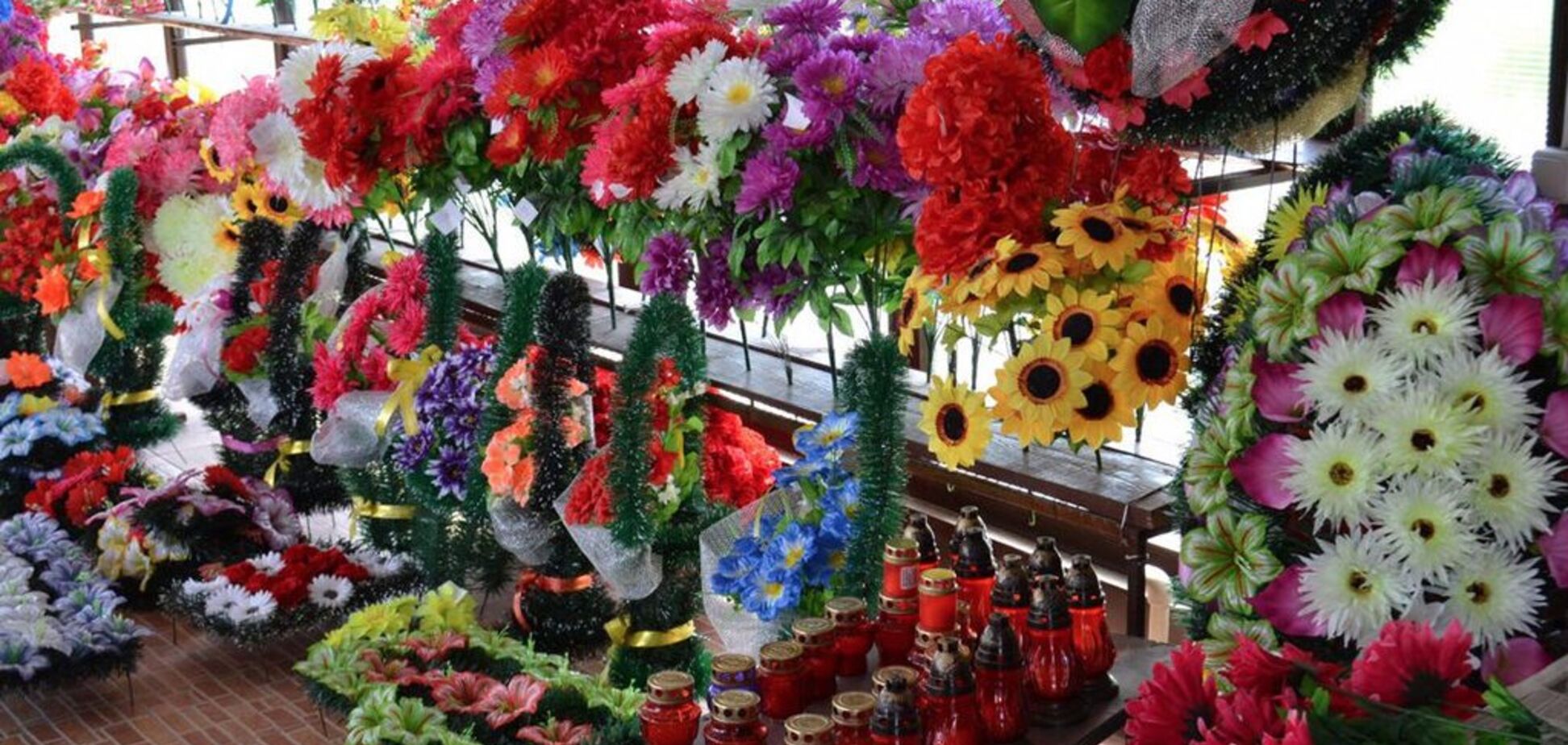 Разлагается 500 лет! Названа опасность искусственных цветов на могилах