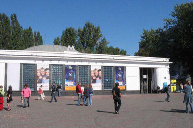 В Киеве останавливали движение поездов в метро: что произошло  