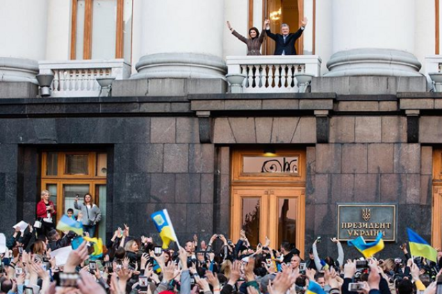 'Дякуємо!' Украинцы под АП устроили масштабный митинг-благодарность Порошенко