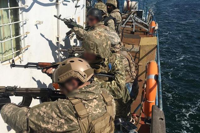 Украинские военные взяли на абордаж и захватили морское судно: мощный фоторепортаж