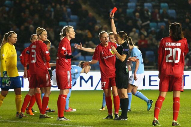 Во Франции впервые в истории футбол будет судить женщина — фото красавицы