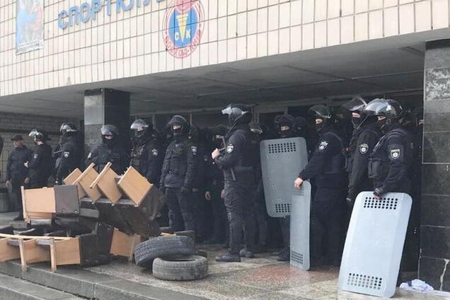 Рейдерский захват детского клуба в Киеве: задержаны 62 человека. Фото