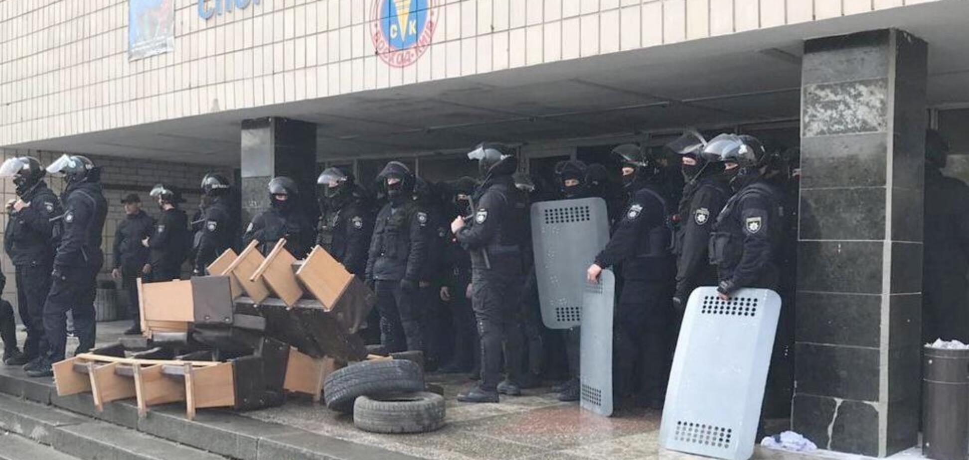 Рейдерский захват детского клуба в Киеве: задержаны 62 человека. Фото