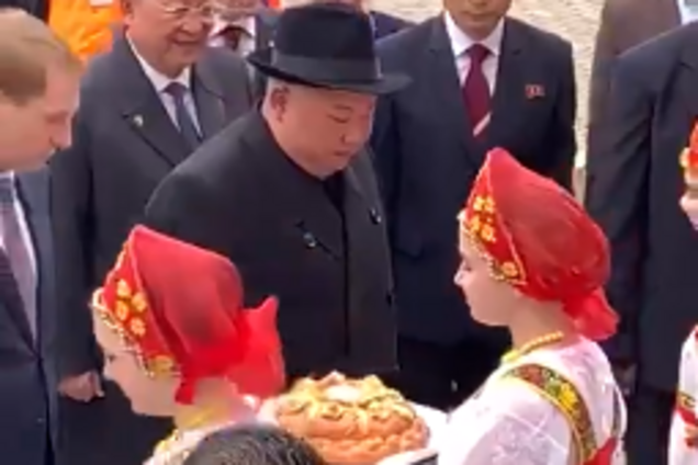 Со второй попытки отколупал: в России показали видео с караваем и Ким Чен Ыном