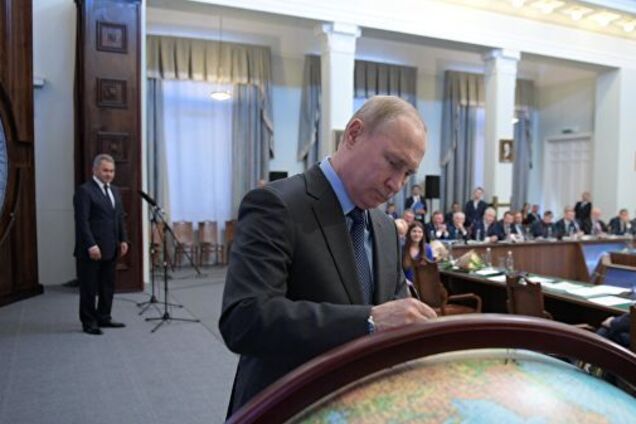 "Зад кошки поверх Москвы": диктаторский жест Путина высмеяли в сети  