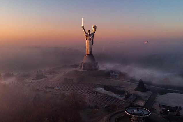 Як можна його не любити! У мережі показали неймовірні знімки заходу сонця у Києві