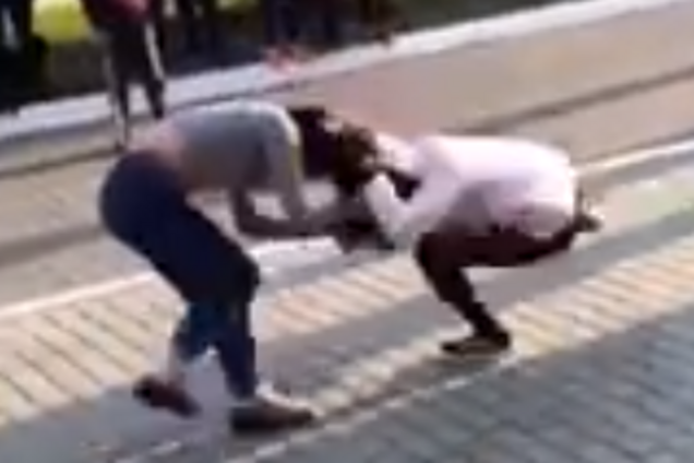 Жестокие разборки украинских школьниц попали на видео