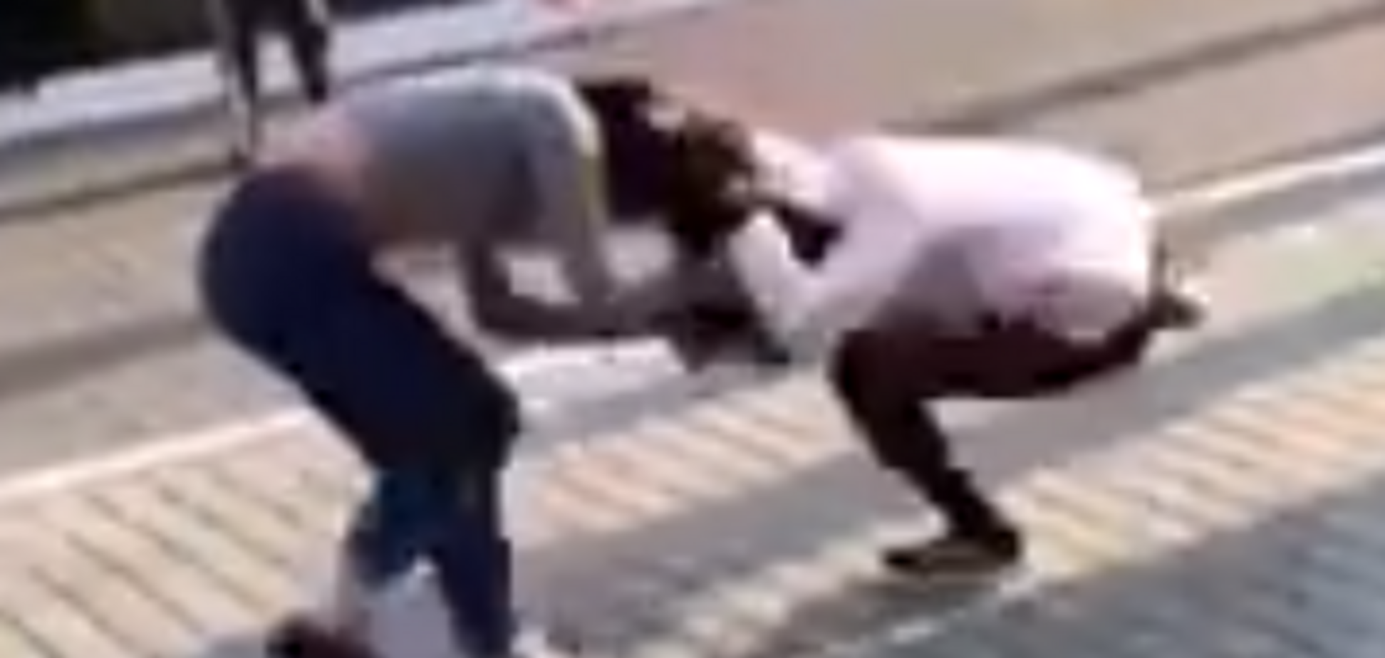 Жорстока бійка українських школярок потрапила на відео
