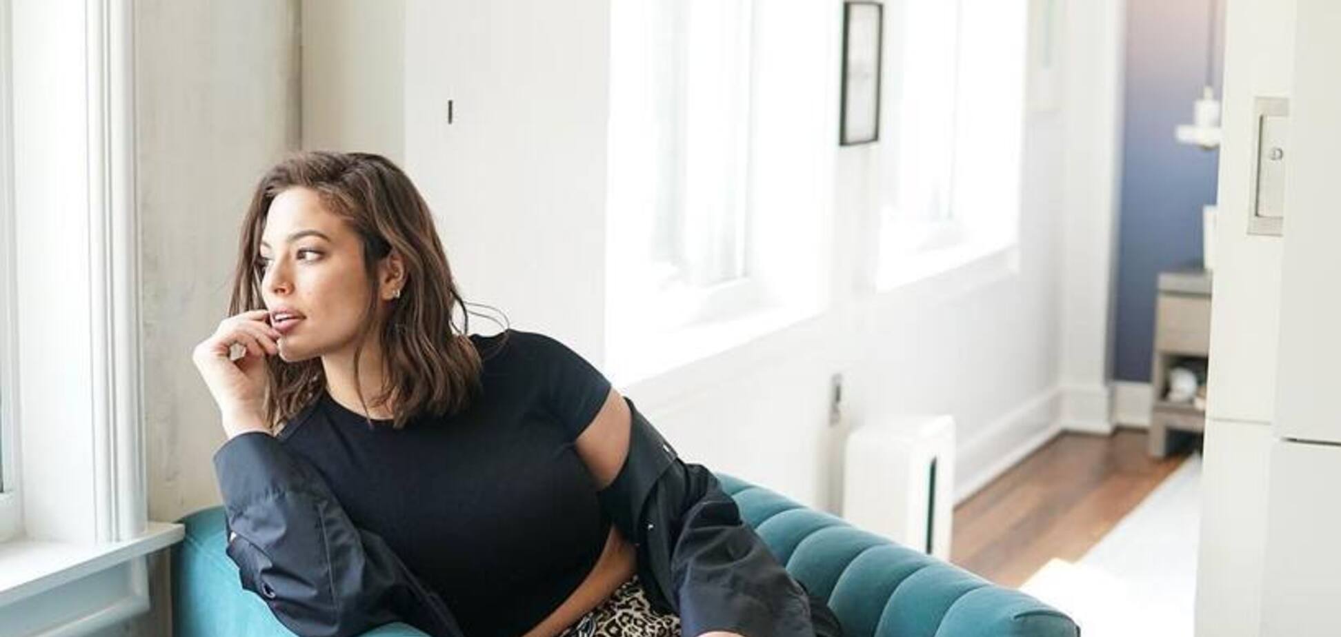 Самая дорогая пышнотелая модель проткнула лицо иголками: жуткое видео