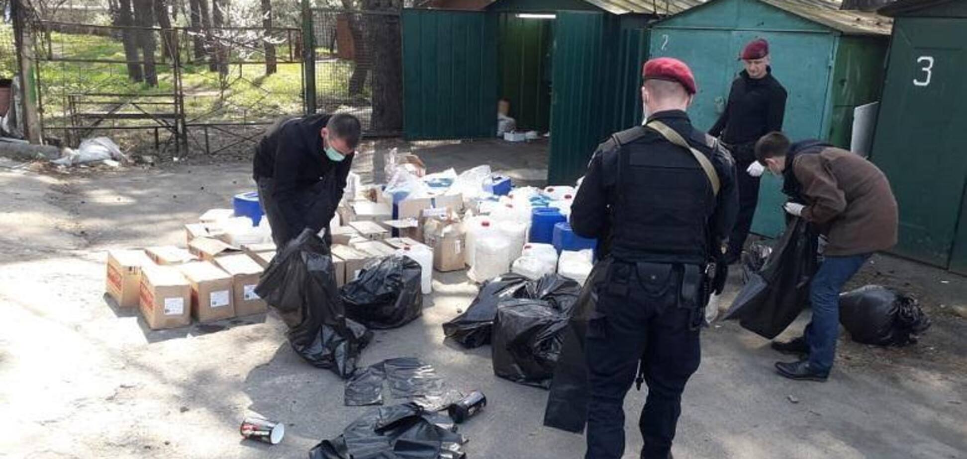 Торговали наркотиками и людьми: в Киеве задержали банду полицейских