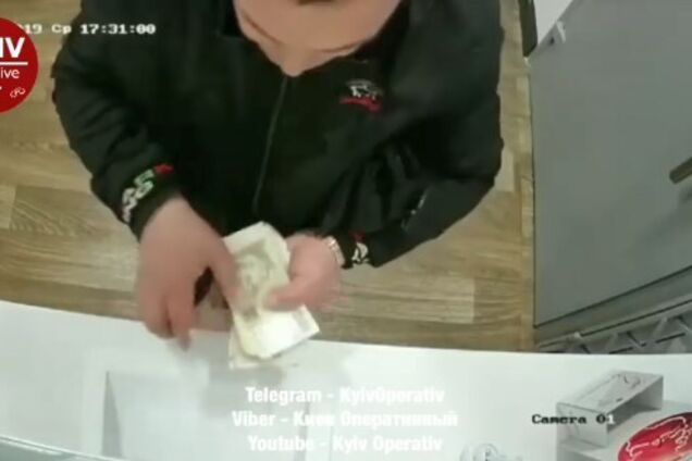 У Києві активізувався валютний шахрай: зловмисник потрапив на відео