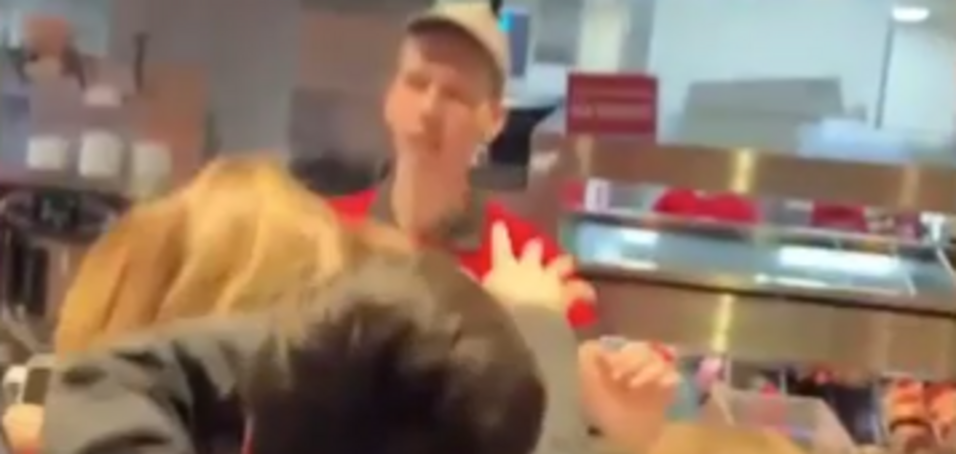 'Позорище!' В Москве устроили массовую драку за бесплатную еду. Видеофакт