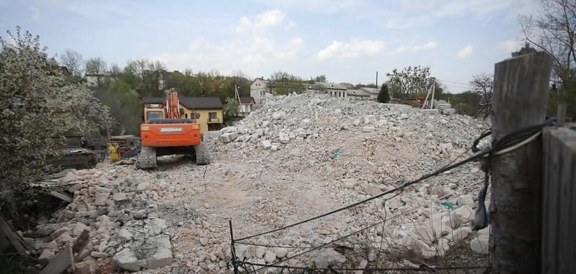 В Украине впервые снесли незаконную новостройку. Фото