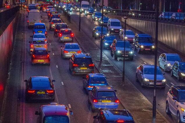 Киев замер в серьезных пробках: карта 'красных' участков