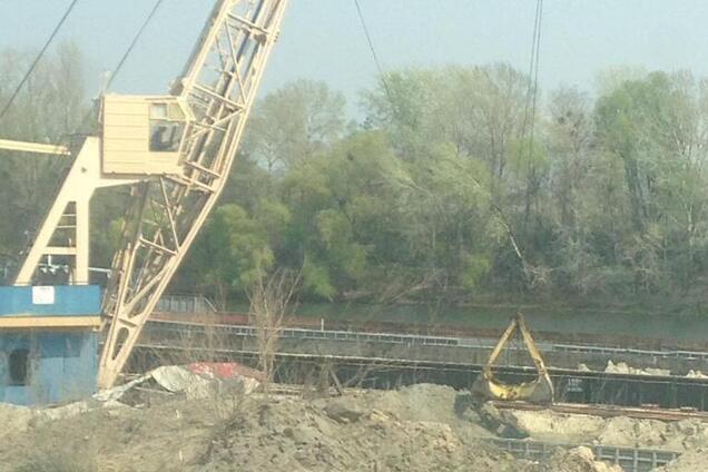 Под Киевом нашли незаконную точку добычи песка