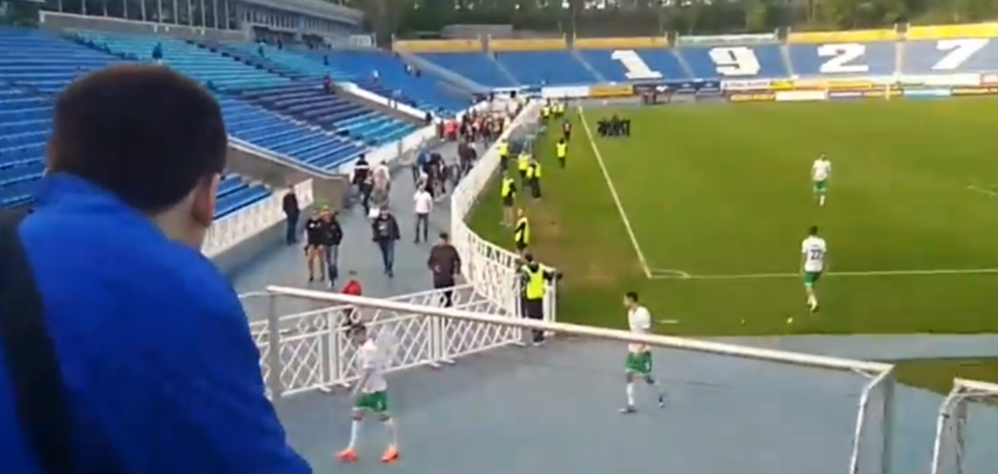 Фанаты пригрозили клубу УПЛ 'завалиться в раздевалку и дать п**ды игрокам'