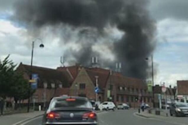 Гремели взрывы: в Британии вспыхнул крупный пожар возле аэропорта. Фото и видео
