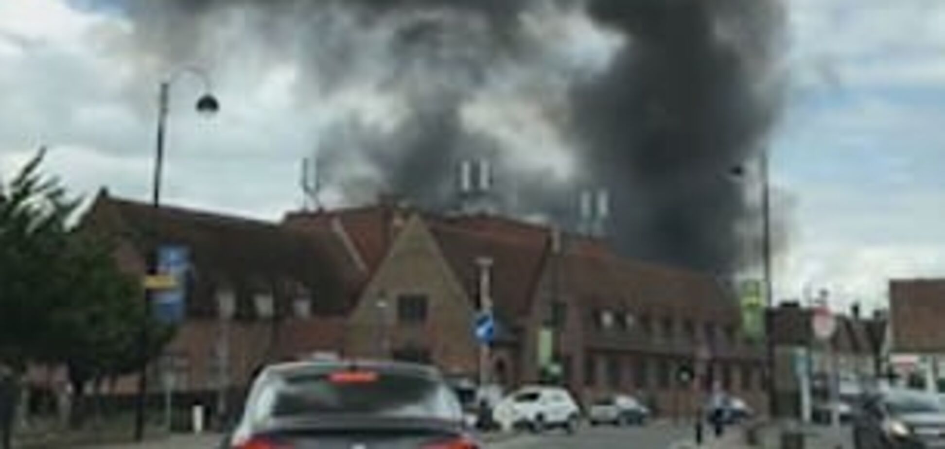 Гриміли вибухи: у Британії спалахнула велика пожежа біля аеропорту. Фото та відео