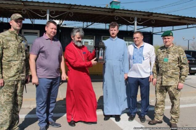 Оккупированным Крыму и Донецку передали благодатный огонь