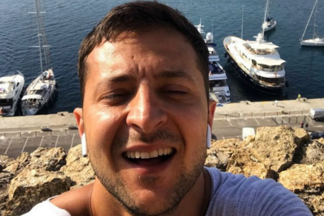 Жарил шашлык и шутил: турецкие СМИ 'подловили' Зеленского на отдыхе. Фото