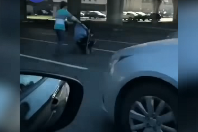 Снес коляску с ребенком: жуткое ДТП в России попало на видео
