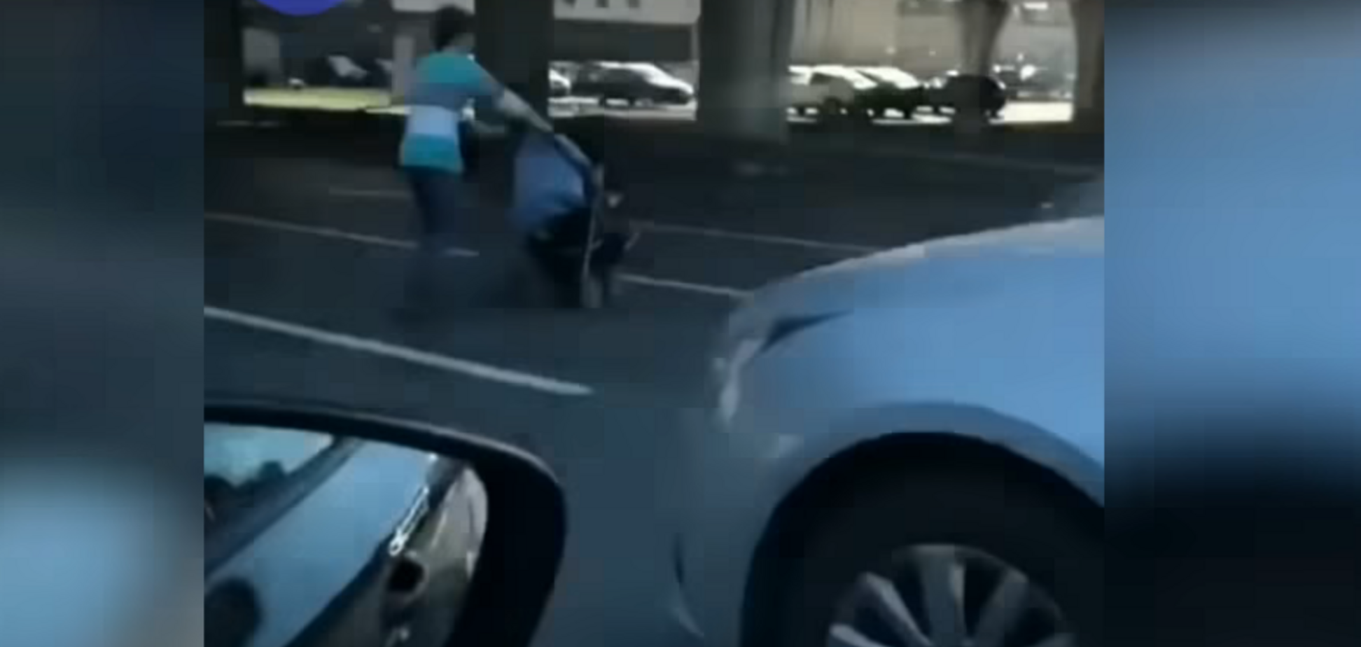 Снес коляску с ребенком: жуткое ДТП в России попало на видео