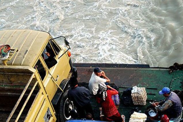 В Индонезии наводнения и оползни убили десятки человек