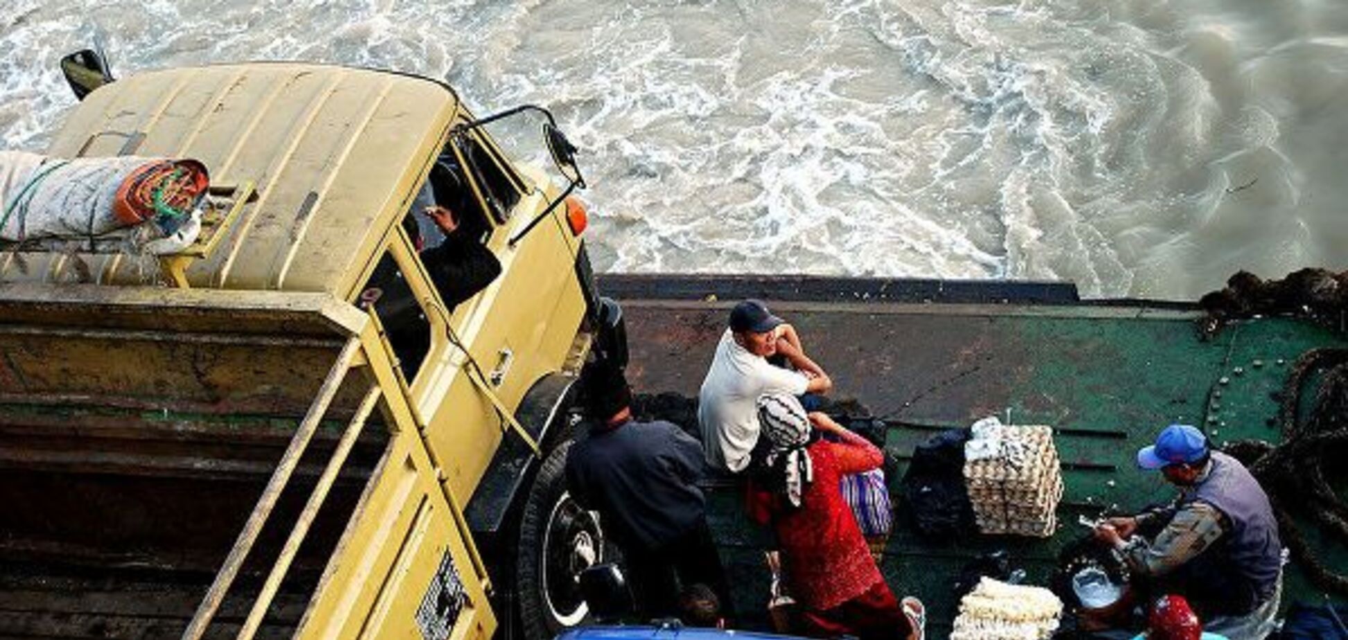 В Индонезии наводнения и оползни убили десятки человек