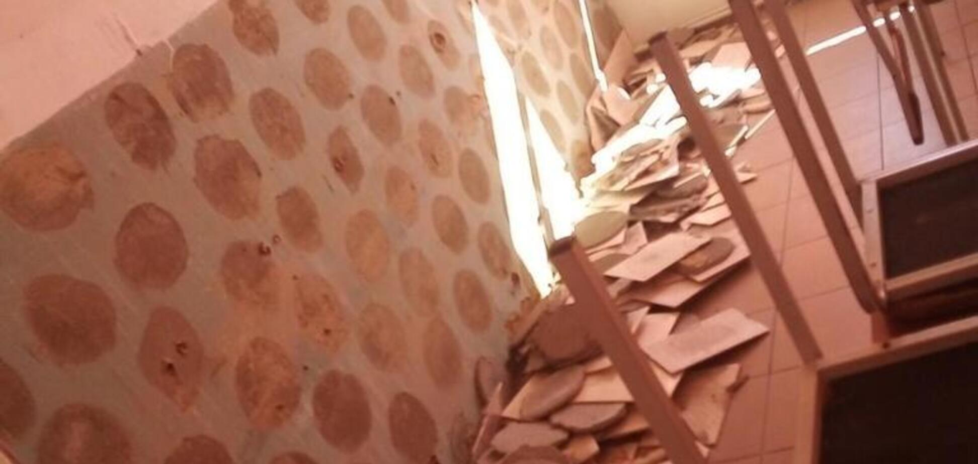 Ребенку разбило голову: в школе под Киевом на ученика обвалилась плитка 