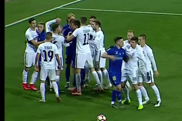 Футболисты 'Динамо' и 'Зари' устроили драку в матче