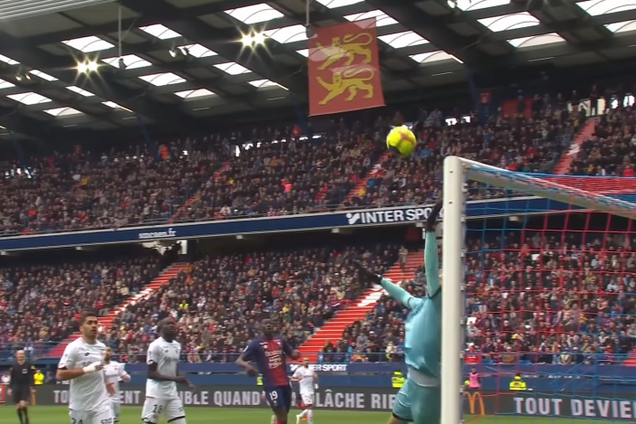 Футболист забил гол фантастическим ударом 'за шиворот'