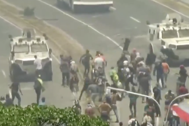 У Венесуелі почали давити протестувальників машинами: з'явилося відео