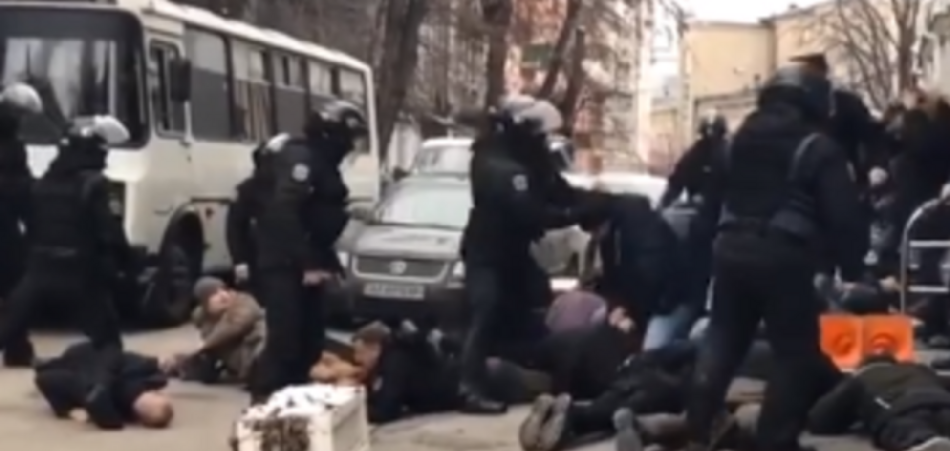 Столкновение полиции с активистами