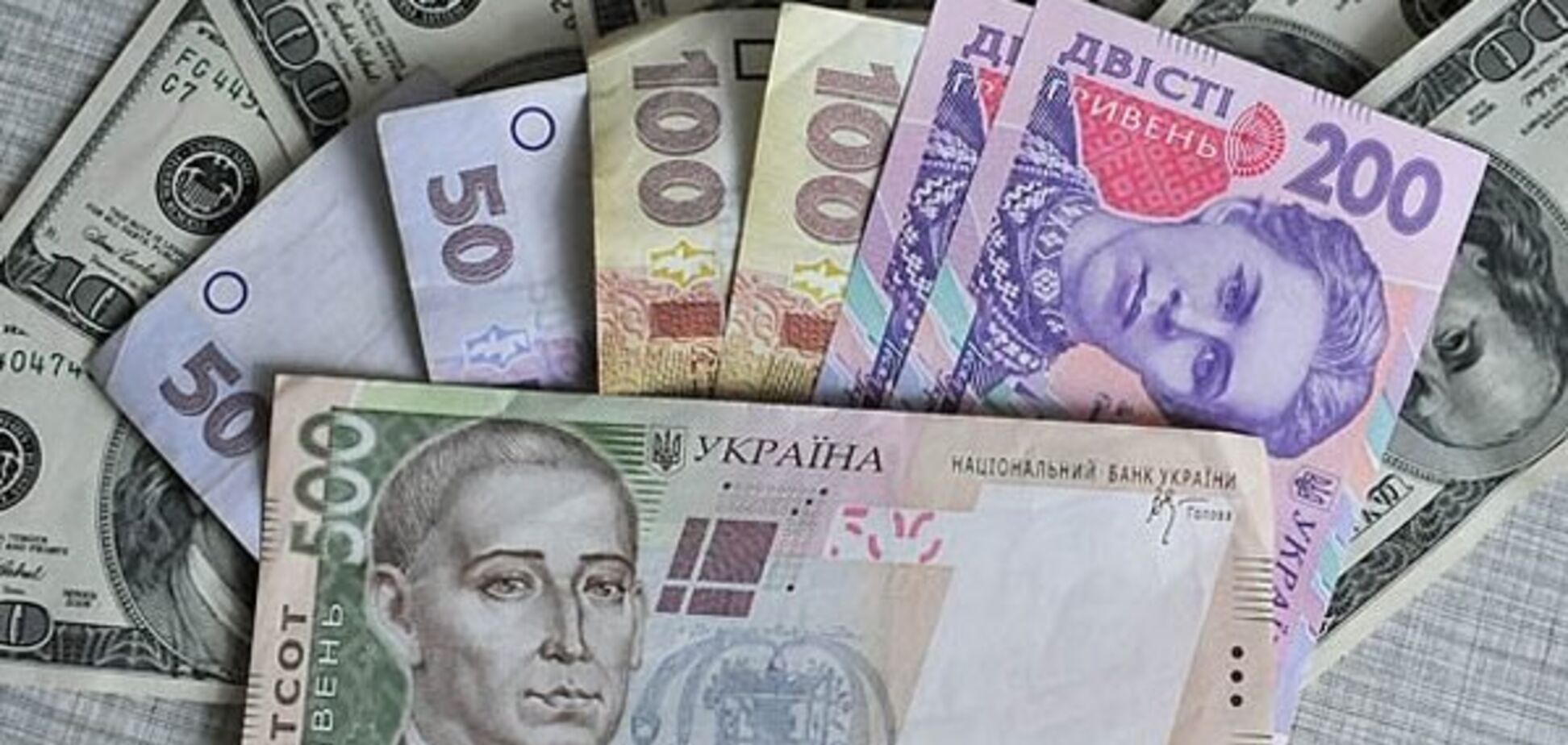Валютна свобода: чи тікатимуть з України гроші?