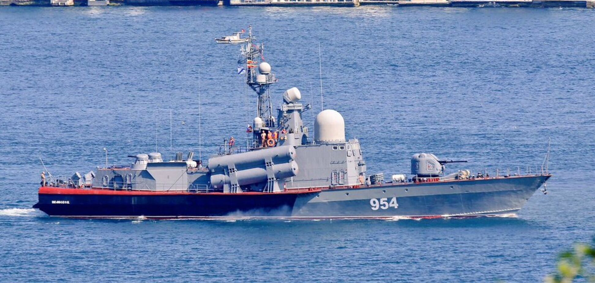 Россия вывела в Черное море 16 кораблей и устроила стрельбу