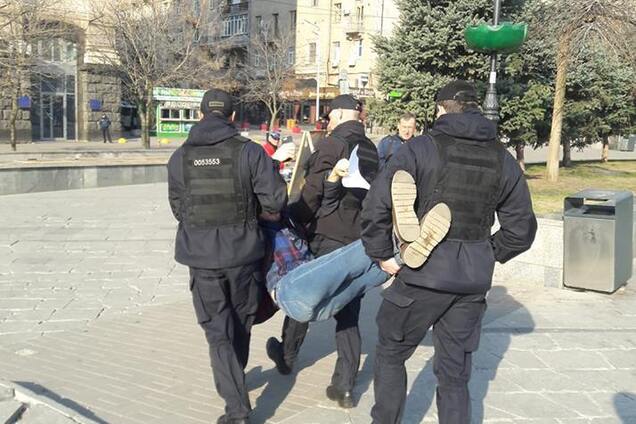 В Киеве полиция задержала парня за листовки против Зеленского: сеть кипит