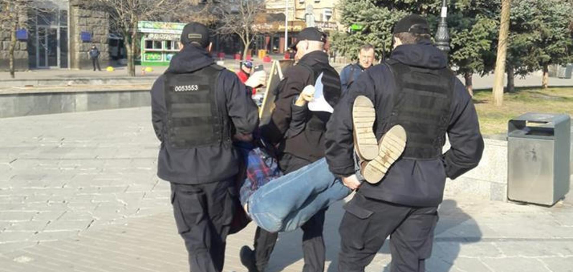 В Киеве полиция задержала парня за листовки против Зеленского: сеть кипит
