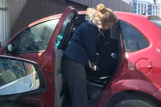 'Идиотка!' В Киеве мать бросила ребенка в закрытой машине и взбесила сеть