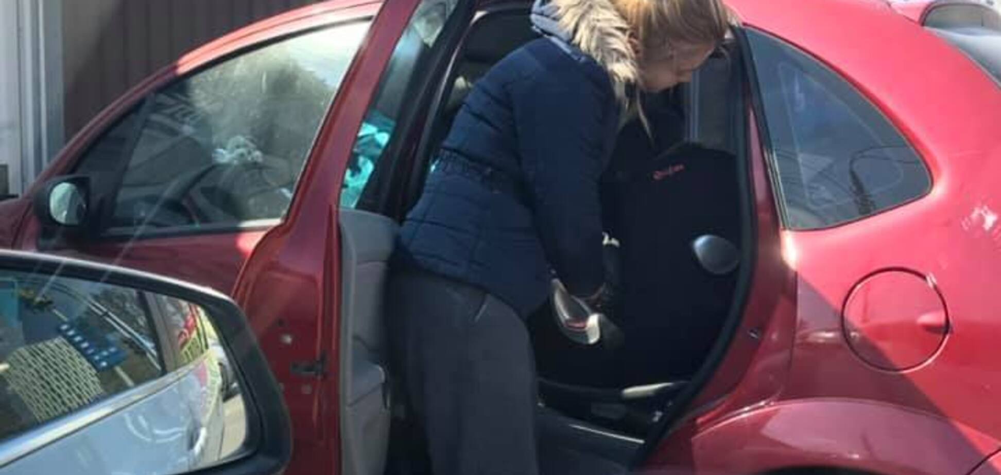 'Ідіотка!' У Києві мати покинула дитину в закритій машині і розлютила мережу