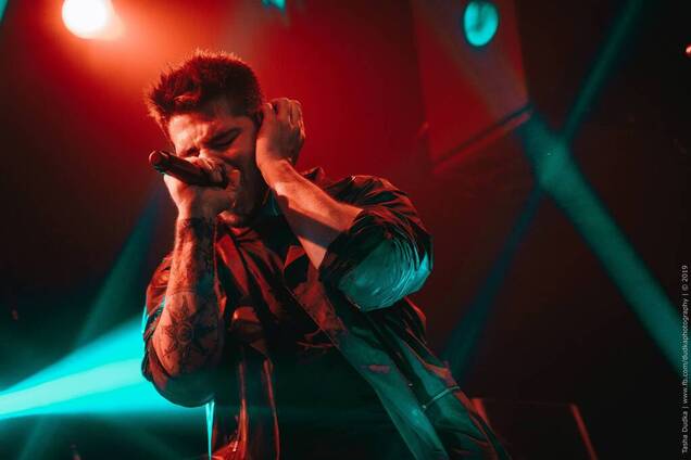 Перший сольний концерт NIKITA LOMAKIN: танці Тіни Кароль, пісні з залом і нічого зайвого