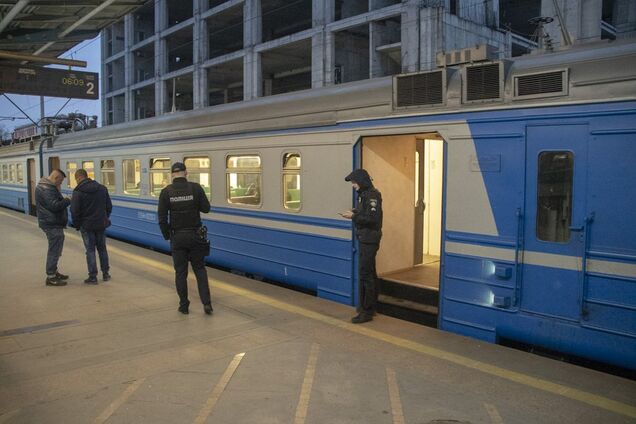 Добу пролежав у вагоні: у Києві в електричці знайшли труп 36-річного чоловіка