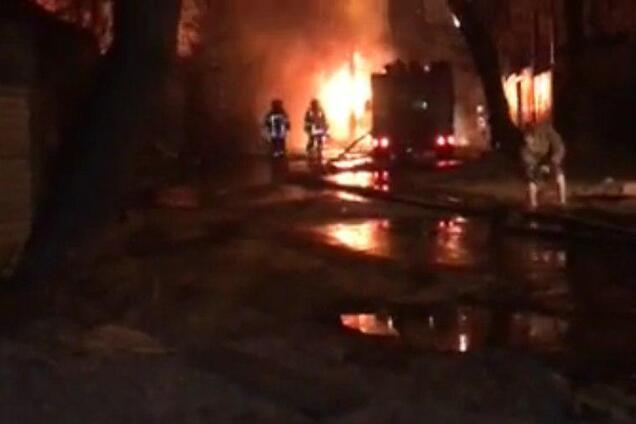 Горять будинки і дерева: в Києві прогриміли численні вибухи. Фото і відео
