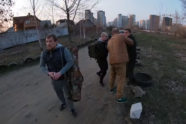 Коп і хулігани побили чоловіка у Києві: за справу взялося ДБР