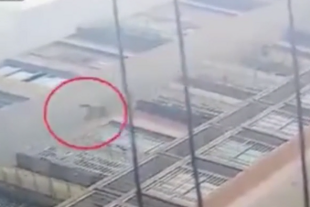 В Китае 6-летняя девочка чудом выжила после падения с 26 этажа