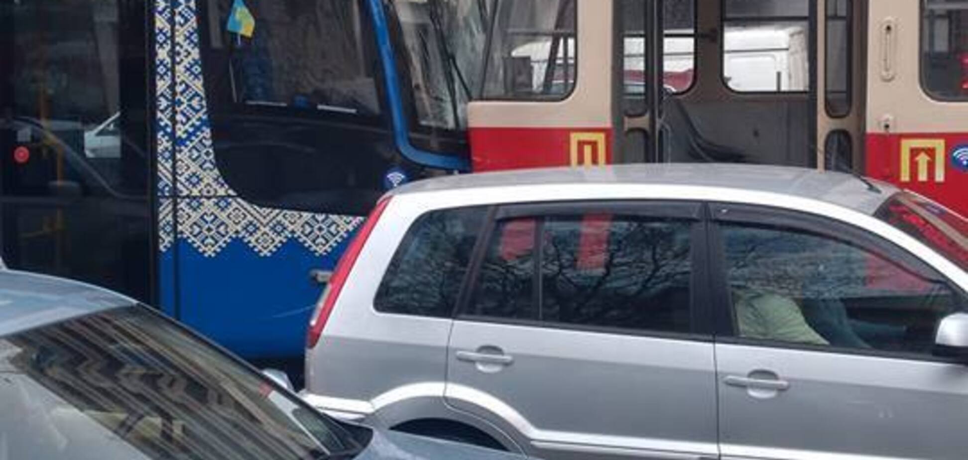 Второй раз за сутки: в Киеве столкнулись два трамвая