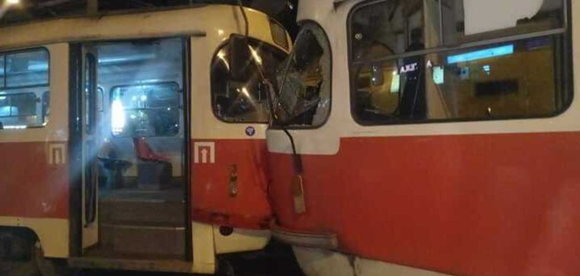   В Киеве лоб в лоб столкнулись трамваи