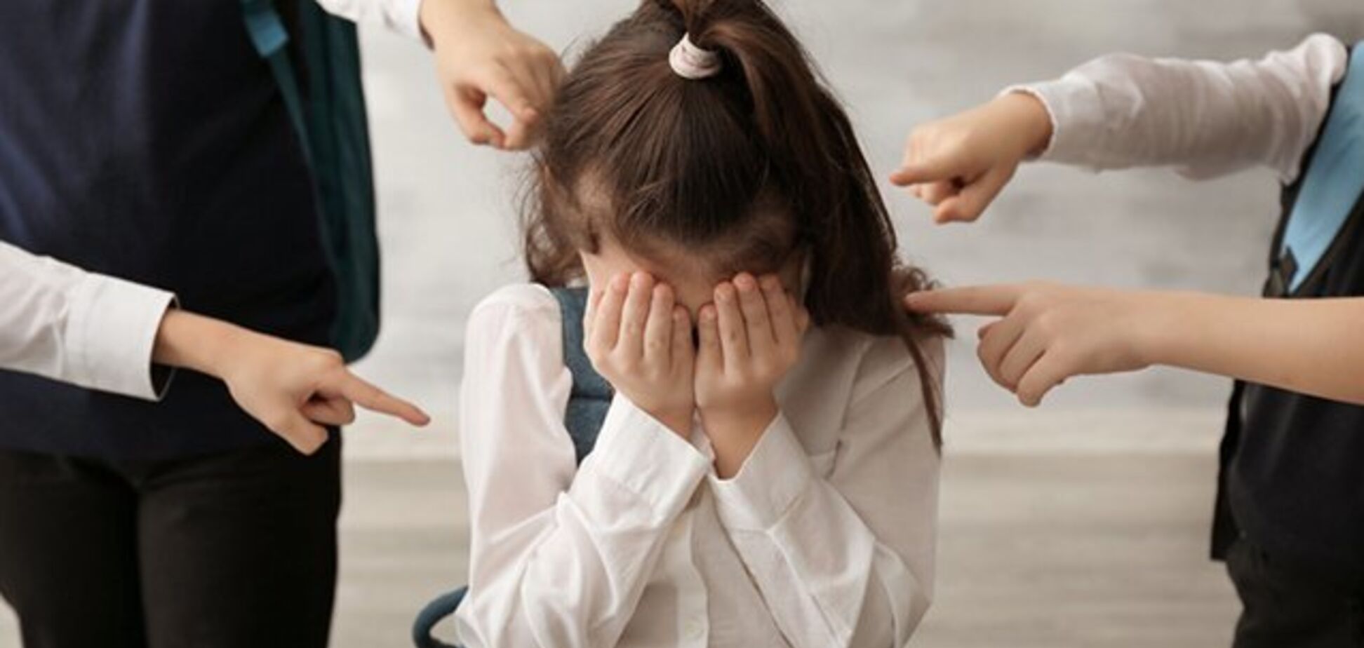  'С*ка двуличная!' В школе Одессы затравили девочку и пообещали ее 'добить'